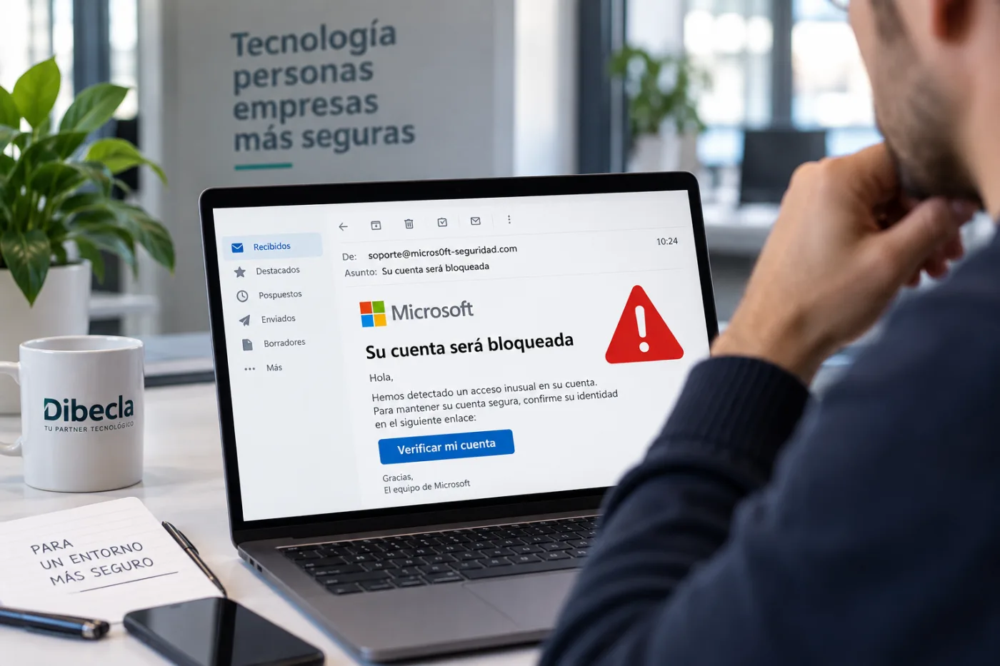 Usuario revisando un correo fraudulento antes de pulsar un enlace